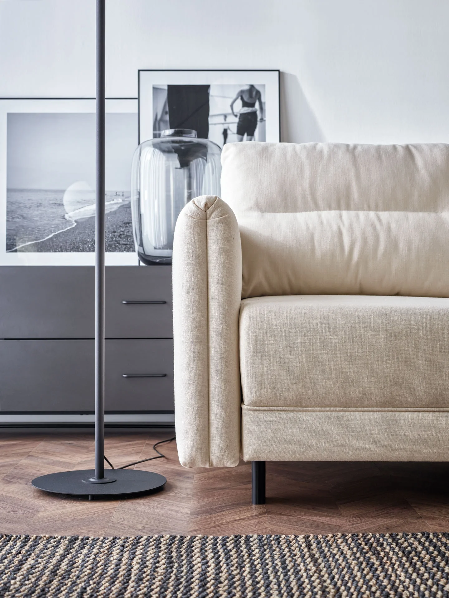 Beżowa sofa i czarne meble